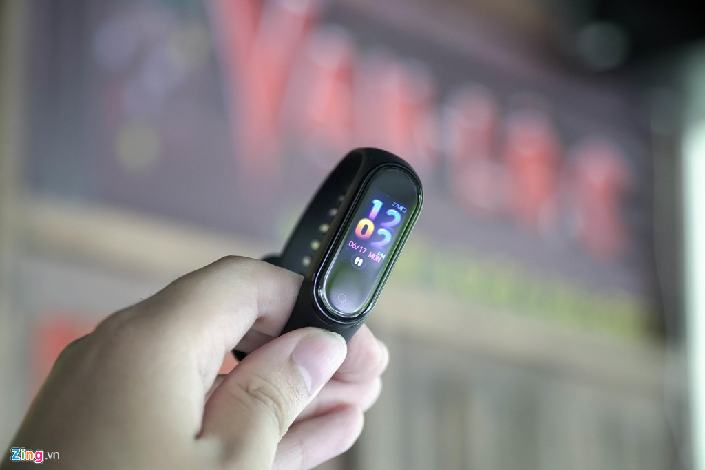 Khoảng một tuần sau khi ra mắt tại thị trường Trung Quốc, chiếc vòng đeo tay thông minh Xiaomi Mi Band 4 đã được đưa về Việt Nam thông qua con đường xách tay. Đây là sản phẩm đầu tiên thuộc dòng Mi Band hỗ trợ màn hình màu.