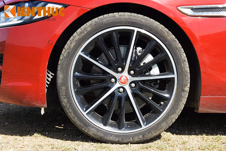 Trên thân xe của Jaguar XE, nó được thiết kế với những chi tiết mạ crôm nổi bật như mặt ca-lăng hay viền cửa sổ. Ngoài ra, Jaguar XE bản Portfolio trong bài viết còn được trang bị vành la-zăng có kích thước 19 inch với 15 chấu tách làm 2 cụm tương phản tạo cảm giác thể thao hơn.