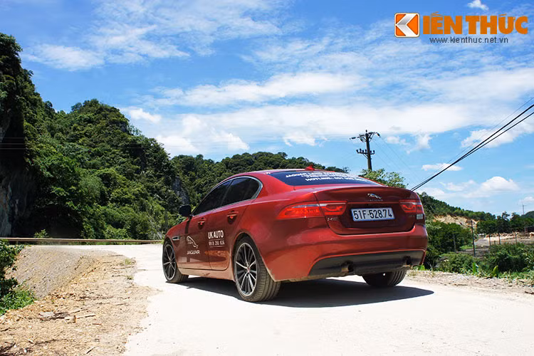 Về tổng thể, XE 2016 sở hữu chiều dài 4.672 mm, rộng 1.850 mm và cao 1.416 mm. Trục cơ sở xe ở mức 2.835 mm. Kết cấu khung xe làm từ nhôm nguyên khối. Trọng lượng của xe ở mức 1.474 kg. Nó kế thừa những thiết kế đầy tính cạnh tranh hiện nay của thương hiệu xe sang Anh quốc.