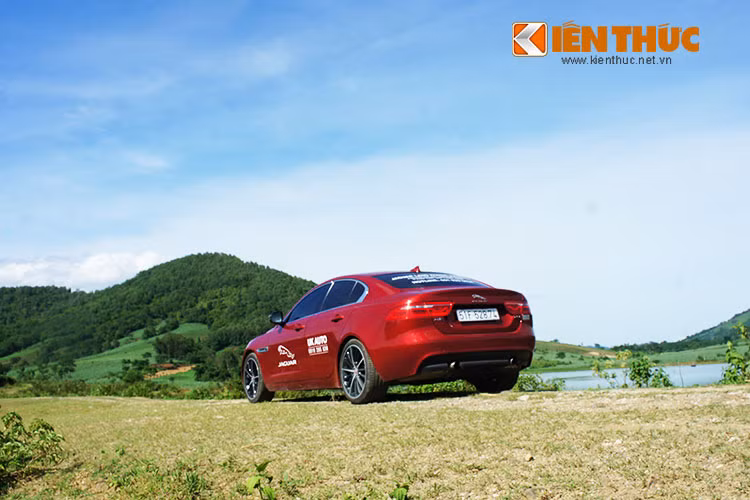Mặc dù chưa được trải nghiệm nhiều trên Jaguar XE 2016 nhưng với thương hiệu mạnh, thiết kế đẹp cùng với việc được trang bị hàng loạt công nghệ mới... bỏ qua các tiểu tiết nhỏ chưa thực sự là điểm công và giá tiền - đây quả là mẫu sedan hạng sang hấp dẫn trên thị trường Việt.