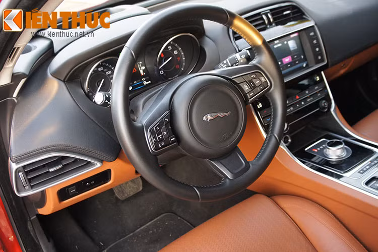 Mẫu sedan XE 2016 sở hữu những trang bị truyền thống của Jaguar như nội thất và vô lăng bọc da, màn hình cảm ứng trung tâm, núm xoay hộp số đặc trưng, hệ thống âm thanh cao cấp Meridian, hệ thống kết nối đa phương tiện, lẫy gẩy số vô-lăng, điều hoà tự động 2 vùng, ghế lái điều chỉnh điện hay cửa sổ trời...
