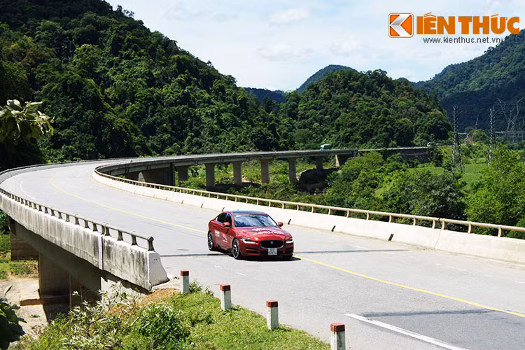 Tại chế độ Dynamic, Jaguar XE chuyển mình thành một chiếc xe thể thao khi chân ga nhạy hơn, người cầm lái sẽ cảm nhận rõ độ vọt của xe ở tốc độc cao. Tại chế độ này, xe cũng cho cảm giác tăng tốc tốt hơn rất nhiều - đặc biệt cảm nhận rõ nhất ở dải tốc độ 70 -100km trên những cung đường cao tốc vắng người.