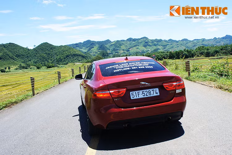 Là chiếc sedan cao cấp sở hữu tỉ lệ phân bố trọng lượng trước sau 50:50 - tỷ lệ lý tưởng của những chiếc xe thể thao. Jaguar XE cho cảm giác điều khiển hnanh nhạy hơn mức trọng lượng của nó mang mang trên mình, khiến cho người lái luôn có sự phấn khích cao độ khi ôm vô lăng.