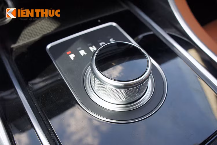 Ở chế độ lái Normal, Jaguar XE khá lành với tay lái nhẹ, hoàn toàn thoải mái và đủ tinh tế khi điều khiển trong phố. Chế độ Eco cho cảm giác tương tự nhưng chân ga lại phản ứng chậm hơn khi tăng tốc và sang số sớm hơn một chút ở vòng tua 1.750 vòng/phút.