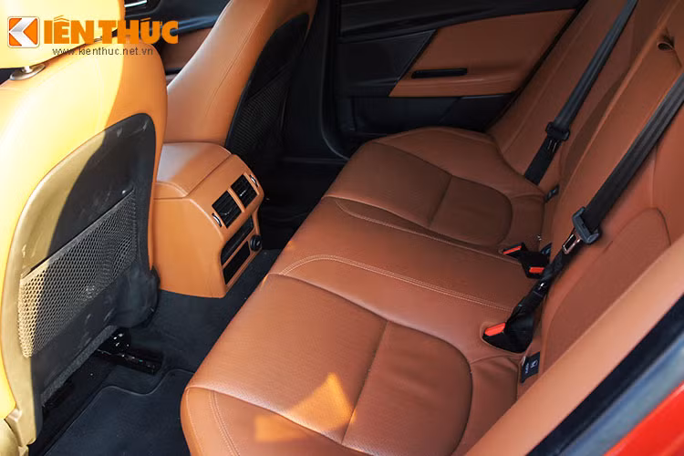 Hàng ghế trước của xe được bố trí với không gian ngồi vừa đủ. Trong khi đó, hàng ghế sau không đủ rộng rãi cho hành khách, người ngồi sau nếu to lớn sẽ có cảm giác gò bó và hơi khó chịu. Bù lại, hàng ghế sau lại có thêm cửa gió điều hoà và hộc để đồ tiện lợi.