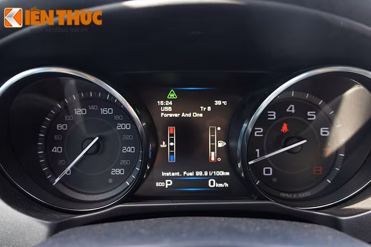 Khi chuyển sang chế độ Snow, Jaguar XE hỗ trợ nhiều hơn trong điều kiện đường trơn trượt như tăng khả năng bám đường của các bánh xe. Tính năng này khá hữu dụng ngay cả trong điều kiện đường mưa ướt với ma sát giảm - đặc biệt đối với giao thông tại Việt Nam.