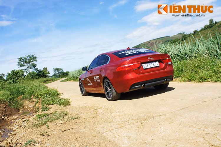 Với hệ thống treo sau Intergral Link đặc trưng của dòng xe Jaguar Land Rover và hệ thống treo trước Wishbone tương tự như dòng xe F-Type, chiếc XE mang lại cảm giác lái khá êm ái khi di chuyển ở tốc độ cao hay ngay cả những đoàn đường không thật sự bằng phẳng. 