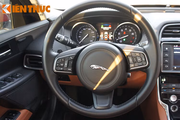 Tuy nhiên do sở hữu các kích thước khá khiêm tốn, cụ thể chiều dài 4.672 mm, chiều rộng 1.850 mm, chiều cao 1.416 mm và chiều dài cơ sở 2.835 mm, cùng thiết kế khí động học khiến trần xe khá thấp làm không gian bên trong của Jaguar XE trở nên chật hẹp so với sức chưa 5 người của nó.