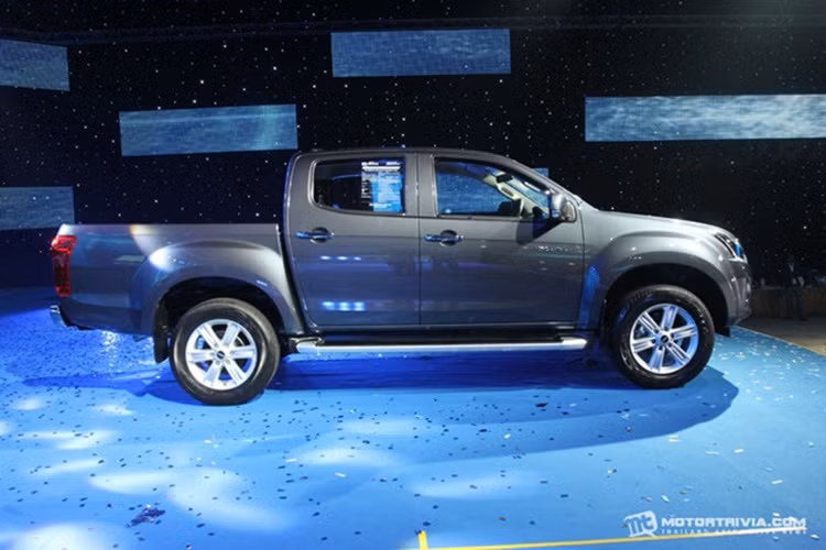 Với ngoại hình mới, mẫu xe bán tải phiên bản 2015 của Isuzu mang vẻ đẹp mạnh mẽ hơn so với người tiền nhiệm từng xuất hiện trước đây.