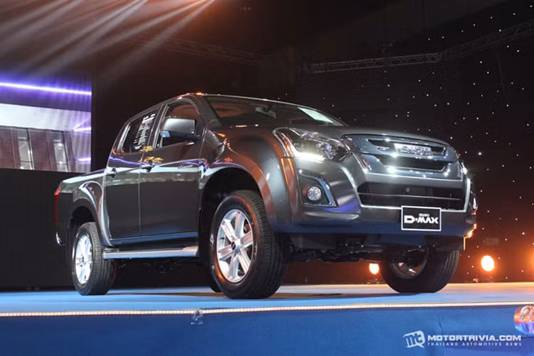 Xe sở hữu phần đầu với thiết kế mạnh mẽ, cụm lới tản nhiệt rộng và hầm hố hơn, cản trước thiết kế liền mạch với phần đầu với những đường rãnh vuốt cong ấn tượng.