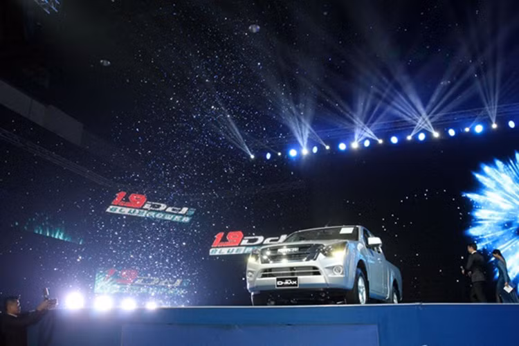 Điểm đáng kể nhất trên Isuzu D-Max phiên bản Facelift 2015 chính là khối động cơ diesel mới 1.9L Ddi Blue Power 1.9 Lít cho công suất tối đa lên tới 147 mã lực và mô-men xoắn cực đại đạt 350 Nm.