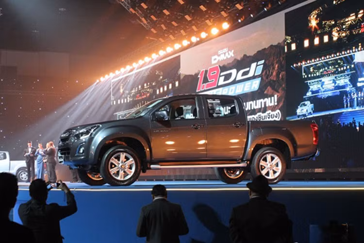 Với động cơ này, Isuzu D-Max Facelift 2015 tăng thêm 10% công suất, 9% mô-men và cho khả năng tiết kiệm nhiên liệu lên tới 19% so với khối động cơ cũ 2.5 Lít 4JK1-TCX.