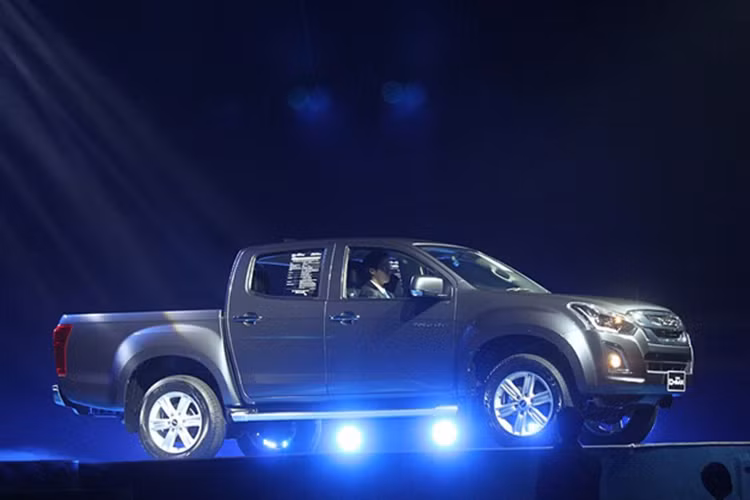 Vừa được chính thức ra mắt tại thị trường Thái Lan, Isuzu D-Max 2015 tuy chỉ là một phiên bản Facelift, nhưng D-Max trông mạnh mẽ hơn nhờ thiết kế ngoại thất được thay đổi.