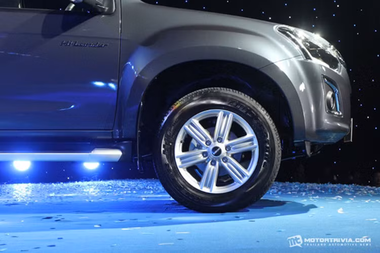 Ngoài ra, mẫu xe bán tải này còn được cải thiện đáng kể bởi xe được trang bị bộ mâm hợp kim 18 inch 5 chấu mang lại dáng vẻ thể thao mạnh mẽ.