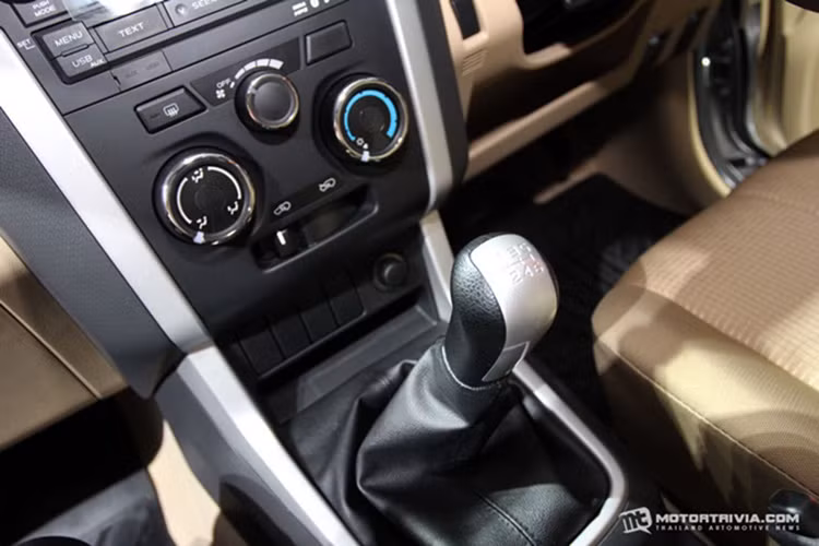 Xe được trang bị hệ thống ghế ngồi bọc nỉ, hệ thống thông tin trên bảng táp lô được trang bị màn hình cảm ứng 8 inch kèm theo các tiện ích như; radio, thoại rảnh tay, giải trí đa phương tiện...