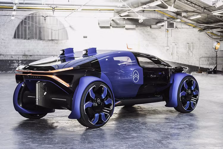 Citroen gọi mẫu concept này là “một UFO đúng nghĩa trong lĩnh vực ôtô,” điều khá hợp lý bởi nó vốn được truyền cảm hứng bởi thế giới thiết kế nội thất hàng không, ngoại thất xe trơn mượt tổng thể. Trên thực tế, nhà sản xuất xe Pháp xác nhận rằng thân vỏ của xe có tạo hình giống với thân của một chiếc máy bay, trong khi phần trên giống kiểu vòm kính là giống “buồng lái hình bóng trong suốt của một chiếc trực thăng.”