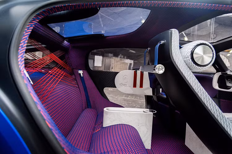 Những chi tiết ngoại thất đáng lưu ý khác bao gồm nắp capô kép trong suốt, đèn LED hoàn toàn mới, cửa sổ sau hình lòng chảo, hệ thống LiDAR gắn ở trên nóc và một khung gầm phụ (được thiết kế giống như một ván trượt) mà có ba sọc màu tạo thành cờ nước Pháp.