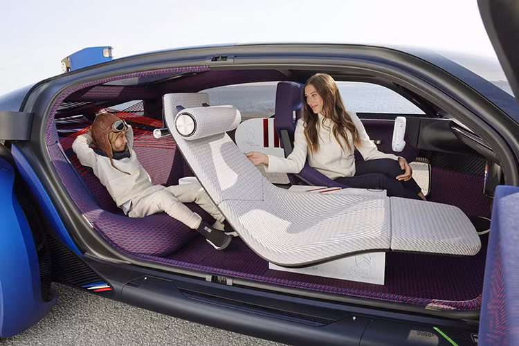 Hãng xe ôtô Citroen đã thiết kế khoang lái của 19_19 rất đặc biệt để mang tới cảm giác như ở nhà cho hành khách, với mỗi ghế ngồi đem đến một trải nghiệm khác biệt và tư thế dễ chịu khác biệt dựa theo những gì người ngồi mong muốn. Hành khách có thể dễ dàng tiếp cận khoang lái nhờ có cửa gắn then phía sau, trong khi không gian bên trong lại được thúc đẩy bởi màu sắc ấm và trầm, với màu nền đỏ và xanh lam...