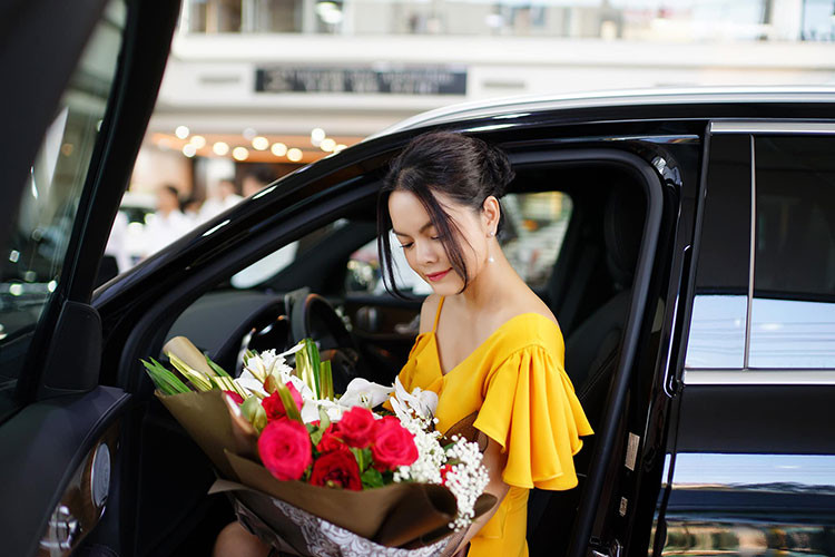 Hàng ghế phía trước điều chỉnh điện, bộ nhớ 3 vị trí cho ghế trước, tay lái và gương chiếu hậu bên ngoài. Màn hình màu TFT 7-inch, bộ thu sóng phát thanh, kết nối Bluetooth, trình duyệt Internet. Touchpad điều khiển cảm ứng trên bệ trung tâm, hệ thống dẫn đường và định vị vệ tinh toàn cầu GPS, hỗ trợ các thiết bị giải trí di động,...