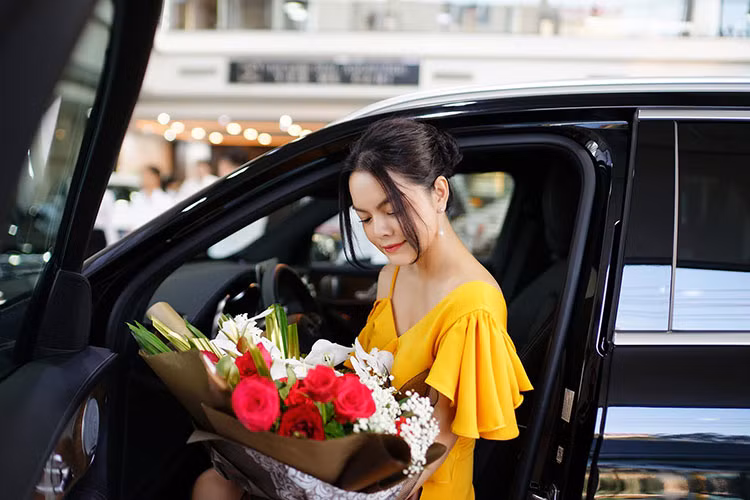 Hàng ghế phía trước điều chỉnh điện, bộ nhớ 3 vị trí cho ghế trước, tay lái và gương chiếu hậu bên ngoài. Màn hình màu TFT 7-inch, bộ thu sóng phát thanh, kết nối Bluetooth, trình duyệt Internet. Touchpad điều khiển cảm ứng trên bệ trung tâm, hệ thống dẫn đường và định vị vệ tinh toàn cầu GPS, hỗ trợ các thiết bị giải trí di động,...