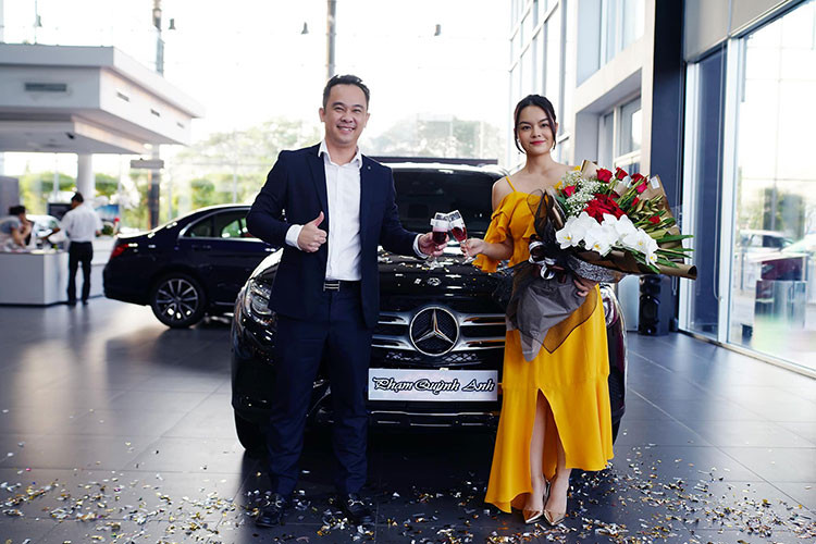 Cuối tuần vừa qua, nữ ca sĩ Phạm Quỳnh Anh đã có mặt tại một đại lý Mercedes-Benz tại TP HCM để nhận bàn giao chiếc SUV hạng sang Mercedes-Benz GLC mới. Đây cũng là chiếc xe mang thương hiệu ngôi sao 3 cánh đầu tiên của cô.