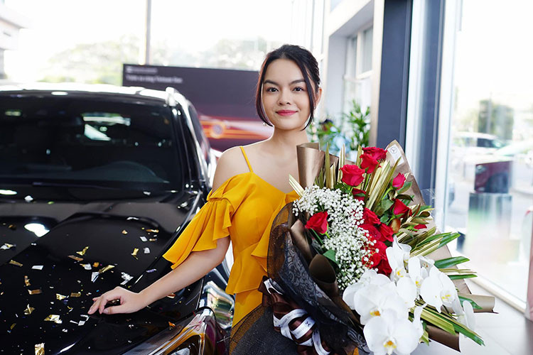 Xe được trang bị hệ thống hỗ trợ phòng ngừa va chạm với chức năng hỗ trợ tự động giảm tốc cho xe. Việc lái xe vào ban đêm cũng trở nên an toàn hơn nhờ vào cụm đèn trước LED toàn phần thông minh. Những công nghệ an toàn tiêu chuẩn khác khác như chức năng cảnh báo mất tập trung ATTENTION ASSIST, hệ thống chống bó cứng phanh ABS, hỗ trợ lực phanh khẩn cấp BAS, chống trượt khi tăng tốc ASR,...