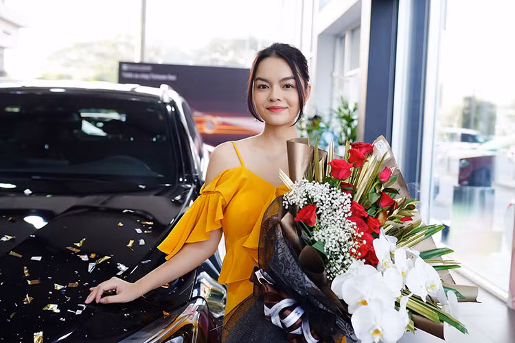 Xe được trang bị hệ thống hỗ trợ phòng ngừa va chạm với chức năng hỗ trợ tự động giảm tốc cho xe. Việc lái xe vào ban đêm cũng trở nên an toàn hơn nhờ vào cụm đèn trước LED toàn phần thông minh. Những công nghệ an toàn tiêu chuẩn khác khác như chức năng cảnh báo mất tập trung ATTENTION ASSIST, hệ thống chống bó cứng phanh ABS, hỗ trợ lực phanh khẩn cấp BAS, chống trượt khi tăng tốc ASR,...