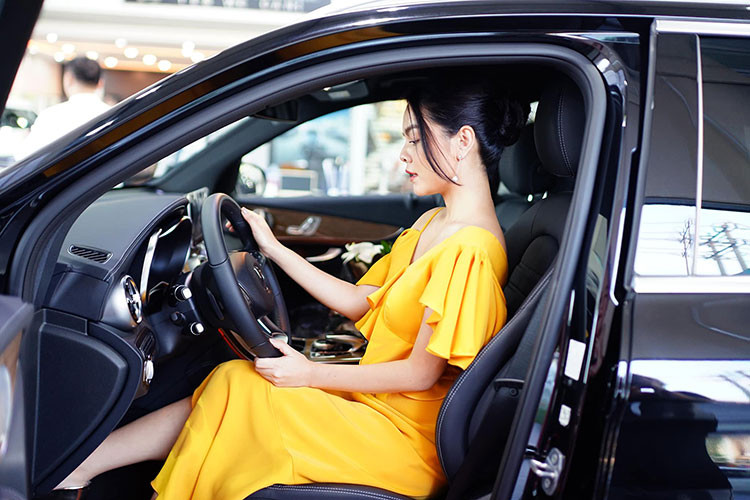 Khoang nội thất ấn tượng với bảng điều khiển liền khối cùng chất liệu cao cấp làm từ da, gỗ và hợp kim nhôm. Cửa sổ trời siêu rộng panoramic, đèn viền nội thất 3 màu cùng hệ thống âm thanh vòm Burmester 13 loa, công suất 590 watt. Hệ thống dẫn đường và định vị vệ tinh toàn cầu GPS tích hợp bản đồ Việt Nam, chìa khóa KEYLESS-GO.