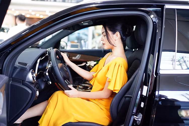 Khoang nội thất ấn tượng với bảng điều khiển liền khối cùng chất liệu cao cấp làm từ da, gỗ và hợp kim nhôm. Cửa sổ trời siêu rộng panoramic, đèn viền nội thất 3 màu cùng hệ thống âm thanh vòm Burmester 13 loa, công suất 590 watt. Hệ thống dẫn đường và định vị vệ tinh toàn cầu GPS tích hợp bản đồ Việt Nam, chìa khóa KEYLESS-GO.