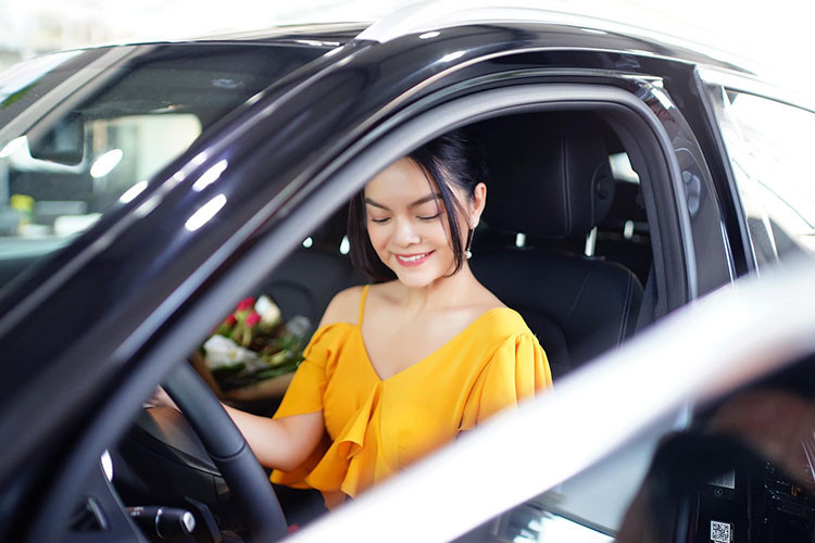 Đuôi xe của Mercedes-Benz GLC 250 4MATIC được thiết kế khá gọn gàng, cụm đèn hậu dạng led được thiết kế mềm mại ôm sát phần góc đuôi xe, cản sau thể thao nổi bật với cặp ống xả đơn đặt đối xứng 2 bên được mạ crom sáng bóng. Xe được trang bị mâm hợp kim nhôm cỡ lớn kích thước 18 inch.