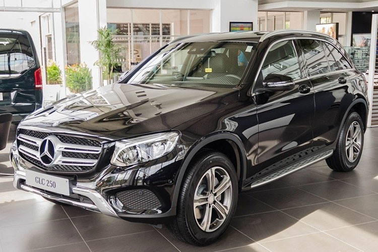 Chiếc Mercedes-Benz GLC mà nữ ca sĩ Phạm Quỳnh Anh chọn mua thuộc phiên bản GLC 250 nâng cấp với những thay đổi nhẹ ở ngoại hình cùng giá bán tăng thêm 60 triệu đồng so với đời cũ. Hiện tại, giá xe Mercedes-Benz GLC của phiên bản GLC 250 4Matic chính hãng tại Việt Nam là 1,989 tỷ đồng.