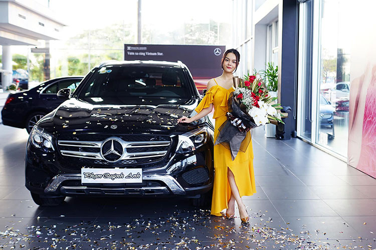 Mercedes-Benz GLC 250 4Matic mà nữ ca sĩ Phạm Quỳnh Anh mới chọn mua có nước sơn ngoại thất màu đen bóng đi kèm các chi tiết mạ crôm. Kích thước tổng thể của xe lần lượt là 4.656 x 1.890 x 1.644 mm, chiều dài cơ sở đạt 2.873 mm. Đầu xe nổi bật với lưới tản nhiệt thanh đôi nằm ngang, logo ngôi sao ba cánh ở giữa. Cụm đèn pha cỡ lớn tích hợp đèn chiếu sáng ban ngày dạng LED được tạo hình ấn tượng.