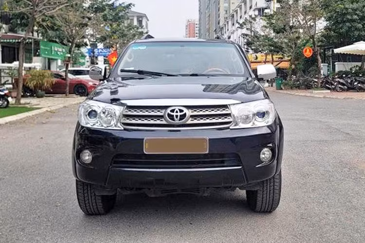 Toyota Fortuner từng là lựa chọn đáng giá nhất phân khúc SUV 7 chỗ cỡ trung tại Việt Nam. Dạo quanh thị trường xe cũ, nhiều chiếc Toyota Fortuner chạy 14 năm vẫn được chào bán với giá trên dưới 400 triệu đồng, ngang giá bóc tem của một mẫu xe hạng A đủ thấy sức hút của Fortuner vẫn còn mạnh đến cỡ nào.