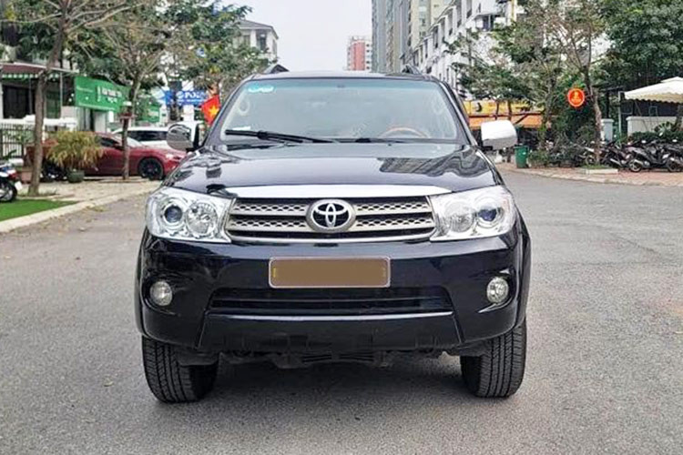 Toyota Fortuner từng là lựa chọn đáng giá nhất phân khúc SUV 7 chỗ cỡ trung tại Việt Nam. Dạo quanh thị trường xe cũ, nhiều chiếc Toyota Fortuner chạy 14 năm vẫn được chào bán với giá trên dưới 400 triệu đồng, ngang giá bóc tem của một mẫu xe hạng A đủ thấy sức hút của Fortuner vẫn còn mạnh đến cỡ nào.