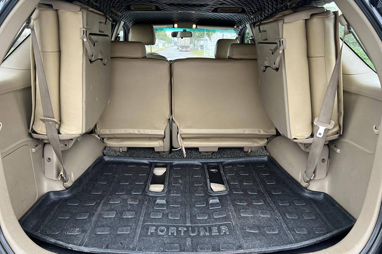 Với mức giá trên dưới 400 triệu, bạn có thể nhận về chiếc Toyota Fortuner 2010 một chiếc xe có nội thất nguyên bản. Các chức năng vẫn hoạt động tốt như ghế lái, hệ thống gương kính chỉnh điện, hệ thống DVD giải trí, hệ thống điều hòa nhiệt độ 2 dàn lạnh,…