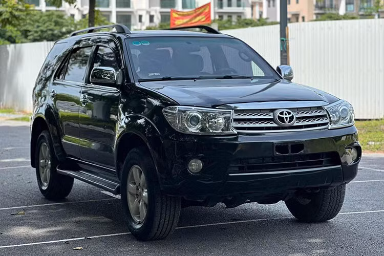 Theo đánh giá của người dùng, dù đã vận hành thời gian dài nhưng Toyota Fortuner 2010 vẫn được xem là lựa chọn phù hợp với ai đang có nhu cầu mua một chiếc SUV 7 chỗ đa dụng, máy móc hoạt động tốt, vận hành ổn định, sẵn sàng off-road trong những trường hợp cần thiết.