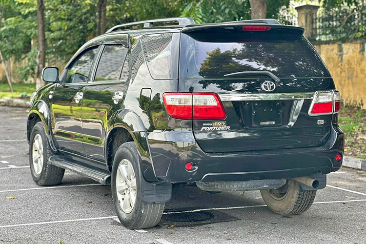 Toyota Fortuner 2010 tích hợp khá nhiều tính năng an toàn, có thể coi là vượt trội so ở thời điểm chủ nhân mua mới. Khách mua xe Toyota Fortuner 2010 được bảo vệ bởi: hệ thống chống bó cứng phanh ABS, cảm biến lùi, hệ thống phân bổ lực phanh điện tử EBD, túi khí đôi SRS, khung xe GOA.