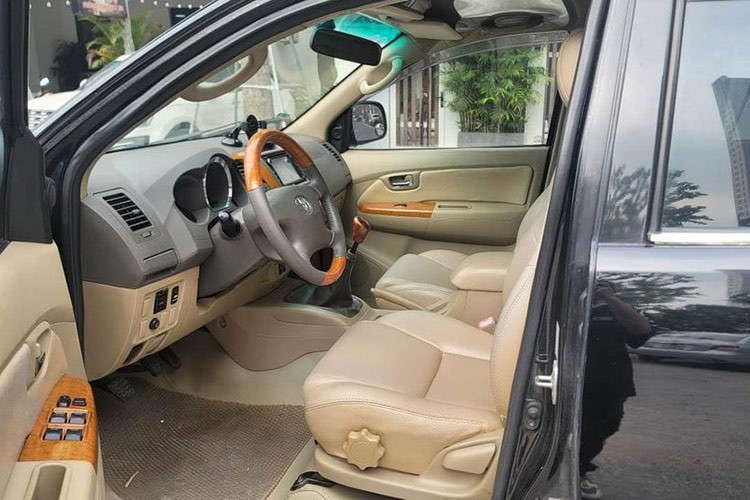 Là mẫu xe giữ giá nhưng đối với người tiêu dùng, điều này được xem là một yếu tố hấp dẫn để người mua mạnh dạn xuống tiền sở hữu một chiếc SUV 7 chỗ trong gia đình. Fortuner 2010 có kích thước tổng thể dài x rộng x cao lần lượt tương ứng 4695 x 1840 x 1850 (mm), chiều dài cơ sở 2750mm, tương đương Toyota Innova sản xuất năm 2009. 