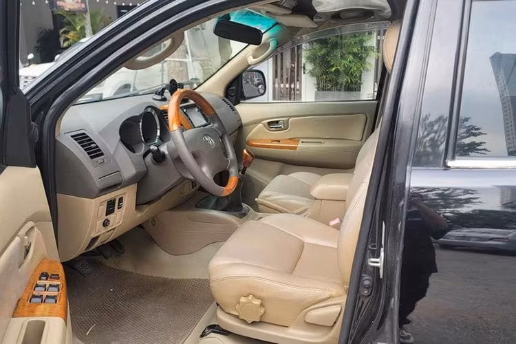 Là mẫu xe giữ giá nhưng đối với người tiêu dùng, điều này được xem là một yếu tố hấp dẫn để người mua mạnh dạn xuống tiền sở hữu một chiếc SUV 7 chỗ trong gia đình. Fortuner 2010 có kích thước tổng thể dài x rộng x cao lần lượt tương ứng 4695 x 1840 x 1850 (mm), chiều dài cơ sở 2750mm, tương đương Toyota Innova sản xuất năm 2009. 