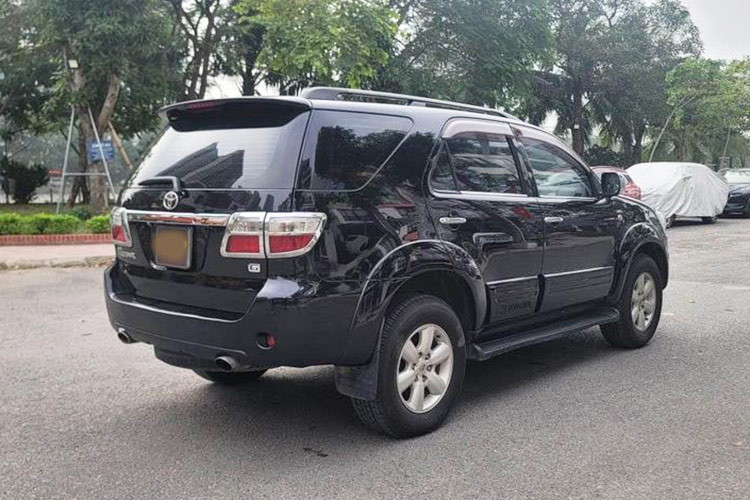 Chẳng hạn, chiếc Toyota Fortuner bản G đời 2010 đang được chào bán với giá 395 triệu đồng. Xe mang trên mình động cơ 2.5L, máy dầu, số sàn. Khoang nội thất trên xe đã được chủ nhân nâng cấp với trần da lộn, ghế bọc da phối màu đỏ khá đặc biệt.