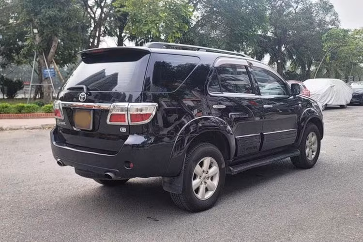 Chẳng hạn, chiếc Toyota Fortuner bản G đời 2010 đang được chào bán với giá 395 triệu đồng. Xe mang trên mình động cơ 2.5L, máy dầu, số sàn. Khoang nội thất trên xe đã được chủ nhân nâng cấp với trần da lộn, ghế bọc da phối màu đỏ khá đặc biệt.