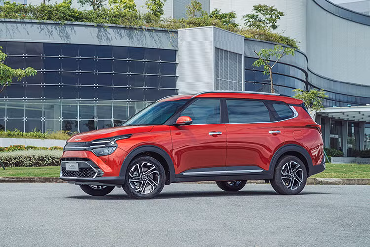Kia Việt Nam chính thức trình làng “tân binh” Carens 2023 gồm 7 phiên bản, góp phần làm cho phân khúc MPV cỡ nhỏ 7 chỗ tại Việt Nam trở nên vô cùng phong phú và sôi động hơn. Theo nhà phân phối và lắp ráp Thaco, Kia Carens 2023 mới được sản xuất lắp ráp trong nước và làm nhiệm vụ thay thế cho mẫu MPV tiền nhiệm Kia Rondo.