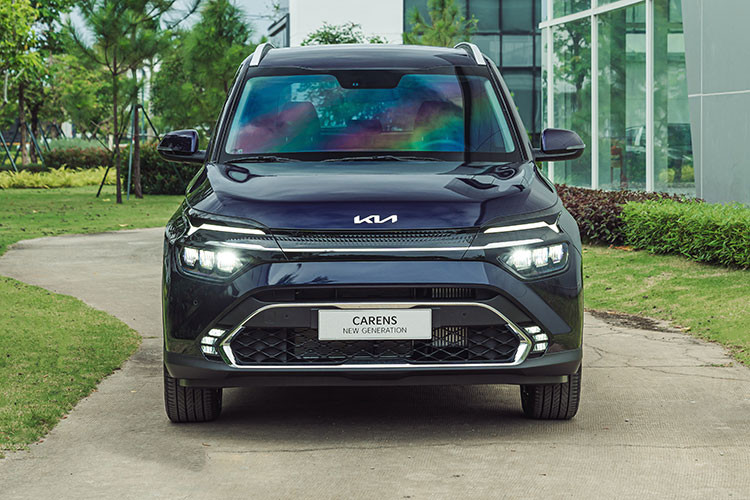 Ngay sau khi Thaco thông báo mức giá xe Kia Carens 2023, nhiều người dùng đánh giá mẫu xe này khá cao và sẽ khó cạnh tranh doanh số trong phân khúc MPV cỡ nhỏ hiện nay, khi đang xuất hiện những đối thủ lâu năm như Mitsubishi Xpander, Toyota Veloz Cross, Suzuki Ertiga, Suzuki Xl7 hay mới đây nhất là Hyundai Stargazer...