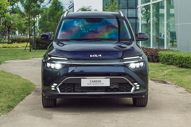 Ngay sau khi Thaco thông báo mức giá xe Kia Carens 2023, nhiều người dùng đánh giá mẫu xe này khá cao và sẽ khó cạnh tranh doanh số trong phân khúc MPV cỡ nhỏ hiện nay, khi đang xuất hiện những đối thủ lâu năm như Mitsubishi Xpander, Toyota Veloz Cross, Suzuki Ertiga, Suzuki Xl7 hay mới đây nhất là Hyundai Stargazer...