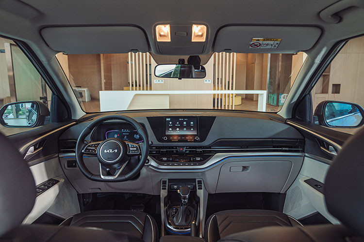 Bên trong khoang nội thất, Kia Carens 2023 thay đổi hiện đại hơn hẳn đời cũ dù không sử dụng màn hình nổi như hầu hết các dòng xe hiện nay. Trung tâm bảng táp-lô là màn hình giải trí 10.25 inch có kết nối điện thoại, tích hợp hệ thống wifi. Vô-lăng xe dạng D-Cut thể thao cùng cụm đồng hồ kỹ thuật số hoàn toàn mới.