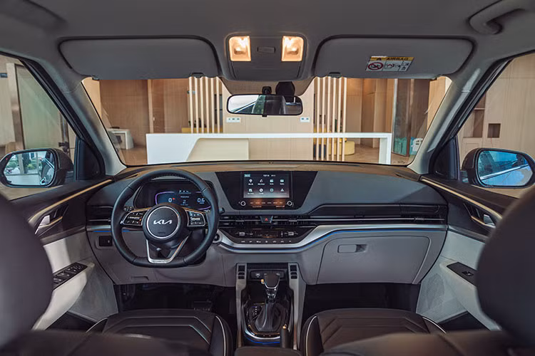 Bên trong khoang nội thất, Kia Carens 2023 thay đổi hiện đại hơn hẳn đời cũ dù không sử dụng màn hình nổi như hầu hết các dòng xe hiện nay. Trung tâm bảng táp-lô là màn hình giải trí 10.25 inch có kết nối điện thoại, tích hợp hệ thống wifi. Vô-lăng xe dạng D-Cut thể thao cùng cụm đồng hồ kỹ thuật số hoàn toàn mới.