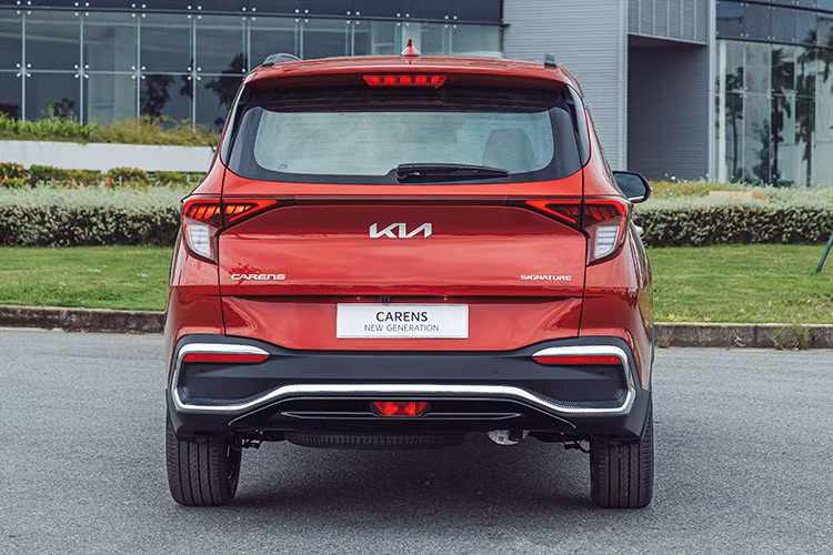 Cụ thể mức giá xe Kia Caren 2023 cho 7 phiên bản cùng 8 lựa chọn màu sắc: Trắng, Đỏ Tươi, Đỏ Sẫm, Vàng Cát, Xám, Xanh, Xanh Đậm, Đen gồm - bản 1.5L MT Delux giá 619 triệu; 1.5L IVT (7 ghế) giá 669 triệu; 1.5L Luxury 699 triệu; 1.4L Turpo Premium (7 ghế) giá 799 triệu; 1.4L Turpo Signature (6 và 7 ghế) từ 849 triệu; 1.5D Premium (7 ghế) từ 829 triệu đồng và 1.5D Signature (6 và 7 ghế) từ 859 triệu đồng.