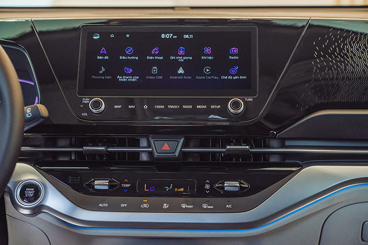 Giống như những đối thủ trong cùng phân khúc MPV cỡ nhỏ tại Việt Nam hiện này, Kia Carens 2023 cũng sở hữu 3 hàng ghế với 7 chỗ ngồi. Riêng 2 phiên bản 1.4T Signature và 1.5D Signature có thêm tuỳ chọn 6 chỗ ngồi.