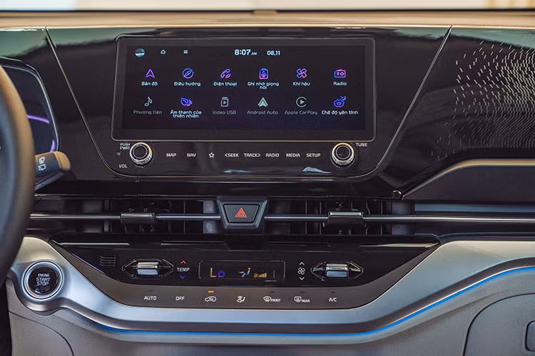 Giống như những đối thủ trong cùng phân khúc MPV cỡ nhỏ tại Việt Nam hiện này, Kia Carens 2023 cũng sở hữu 3 hàng ghế với 7 chỗ ngồi. Riêng 2 phiên bản 1.4T Signature và 1.5D Signature có thêm tuỳ chọn 6 chỗ ngồi.