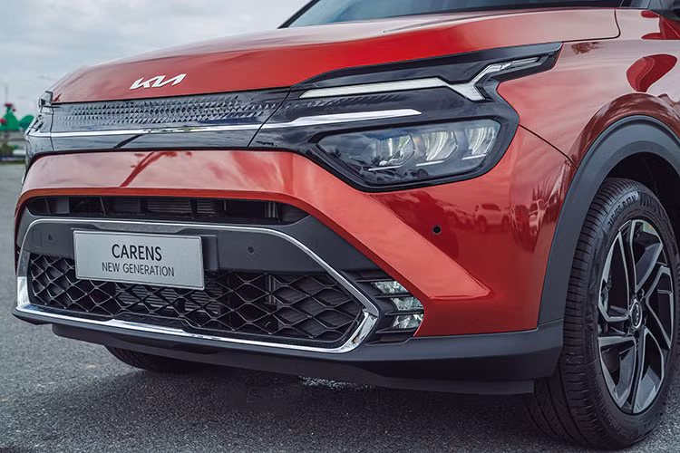 Là thế hệ tiếp theo của Kia Rondo. Xe sở hữu lưới tản nhiệt mở rộng có họa tiết kim cương và vẫn được duy trì hình mũi hổ phía trên. Hệ thống chiếu sáng sử dụng công nghệ LED sẽ được sử dụng với đèn định vị trên nắp ca-pô, đèn pha hạ thấp tạo ra điểm nhấn cho chiếc xe này. Riêng bản thấp sẽ dùng đèn Halogen ánh sáng vàng kiểu cũ.